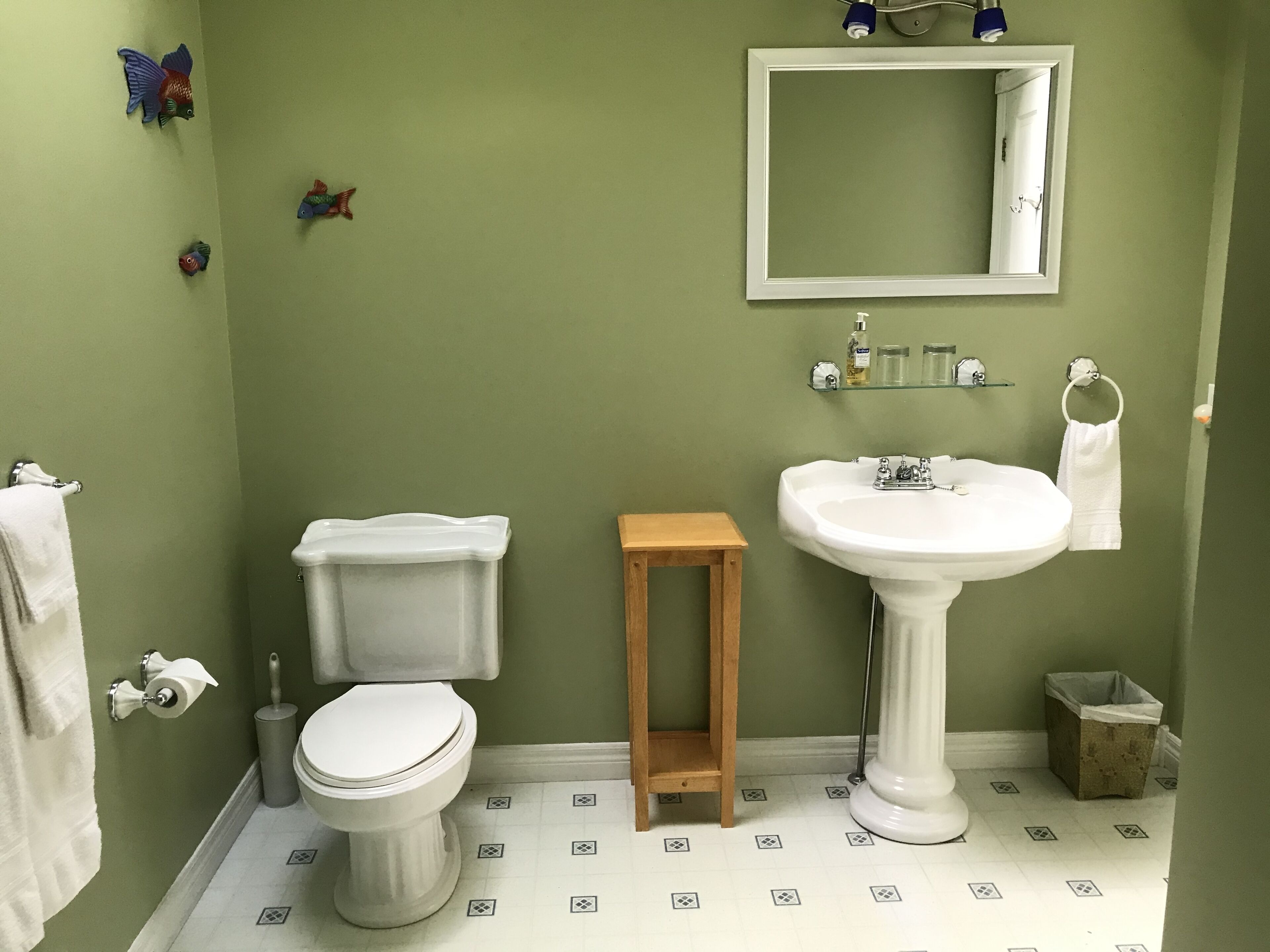 Un baño con inodoro, lavabo y espejo.