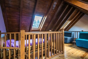 5 bedrooms, free WiFi, bed sheets