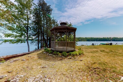 Classic lakefront cabin w/ screened-in porch & mountain views - dogs-friendly