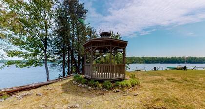 Classic lakefront cabin w/ screened-in porch & mountain views - dogs-friendly