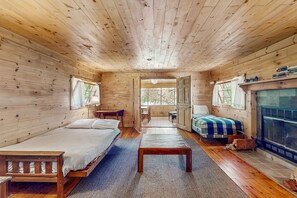 3 bedrooms, iron/ironing board, internet, bed sheets