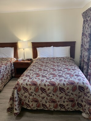 Family Triple Room | Desk, laptop workspace, free WiFi, bed sheets