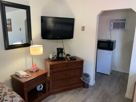 Escritorio, espacio para trabajar con laptop y wifi gratis