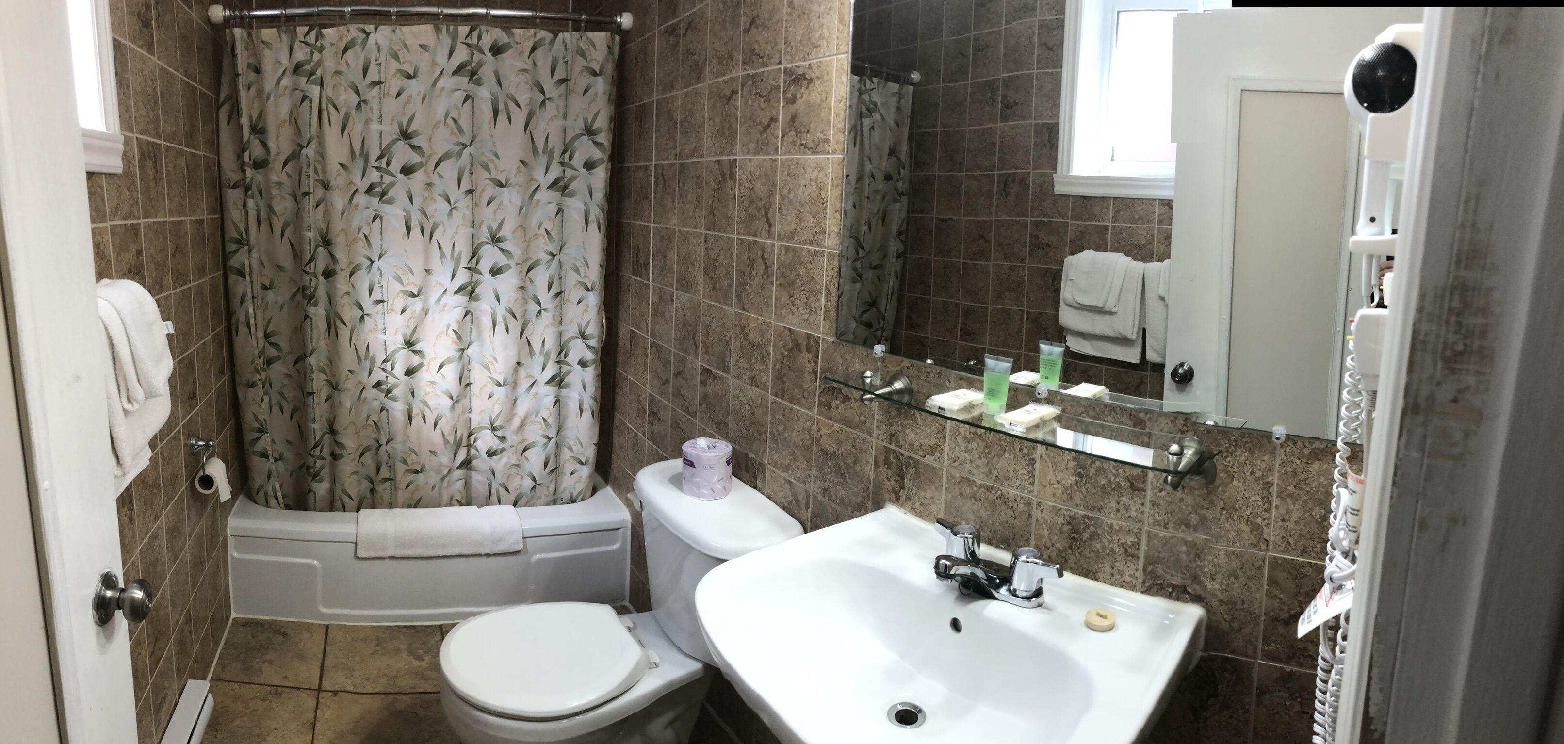 Kamar Triple Keluarga | Kamar mandi | Perlengkapan mandi gratis, pengering rambut, handuk, dan sabun