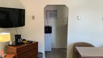 Family Triple Room | Desk, laptop workspace, free WiFi, bed sheets