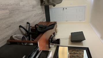 Escritorio, espacio para trabajar con laptop y wifi gratis