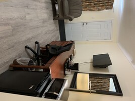 Escritorio, espacio para trabajar con laptop y wifi gratis
