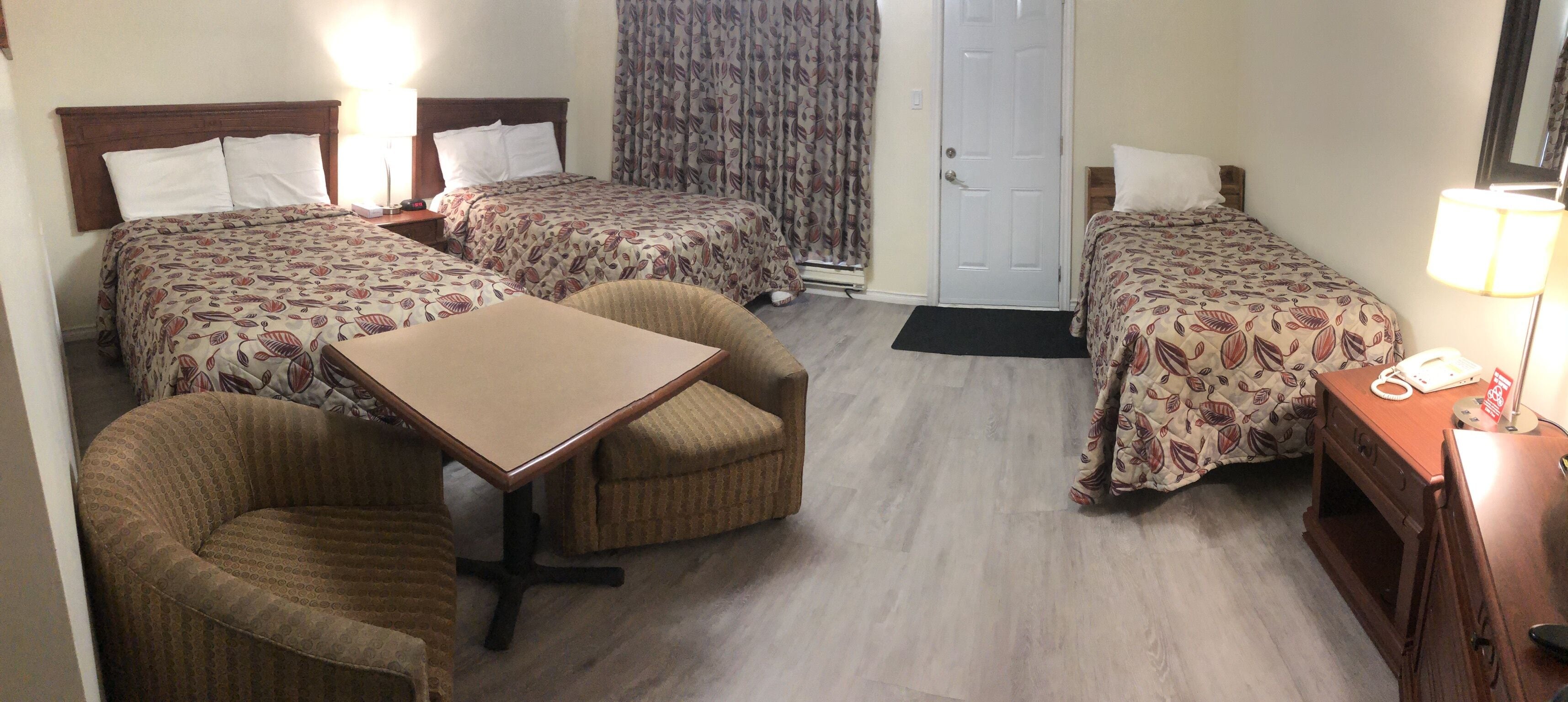 Kamar Triple Keluarga | Meja kerja, ruang kerja ramah laptop, Wi-Fi gratis, dan seprai linen