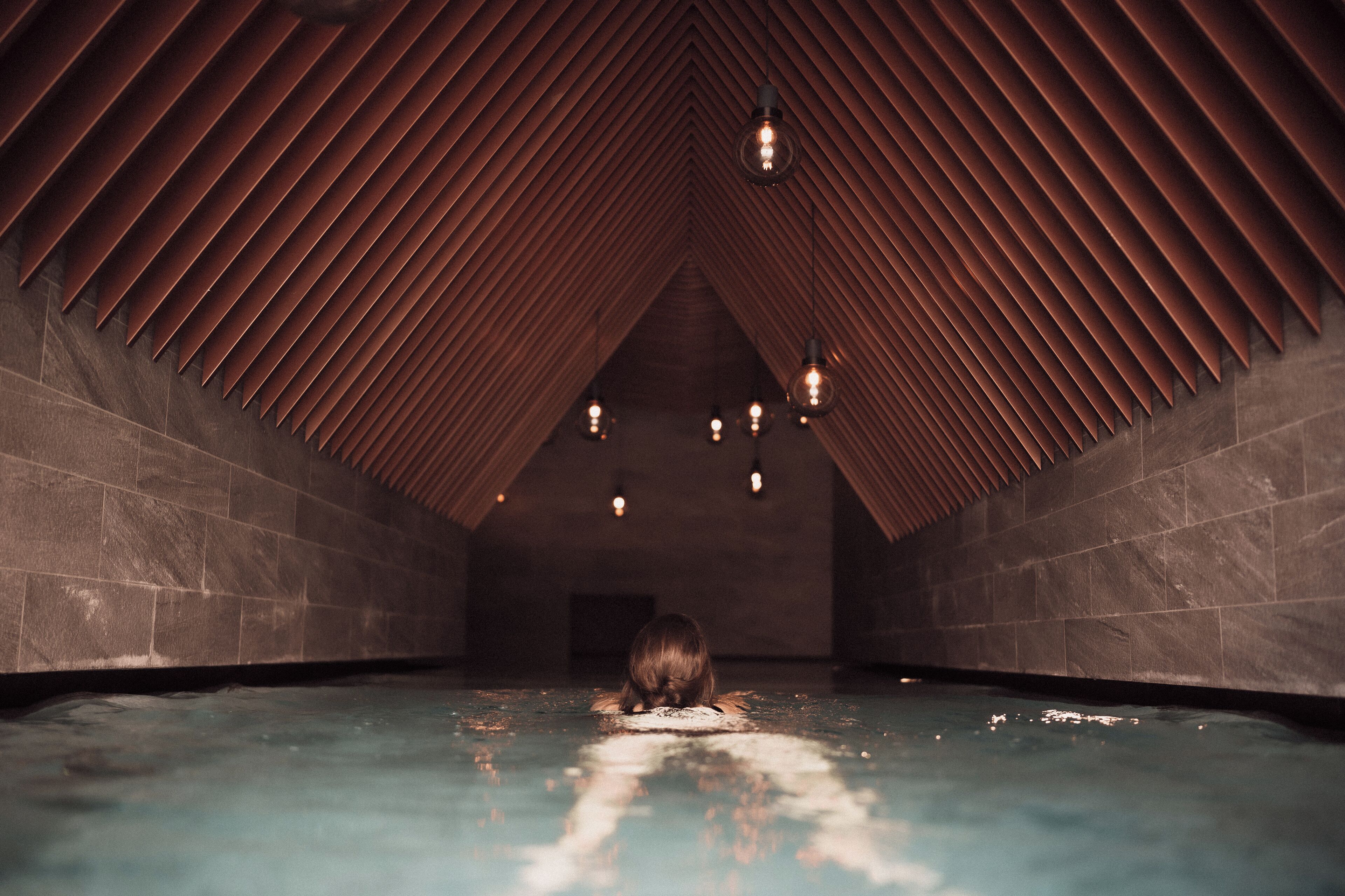 2 kolam renang indoor dan 2 kolam renang outdoor, dengan kursi berjemur