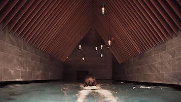 2 kolam renang indoor dan 2 kolam renang outdoor, dengan kursi berjemur