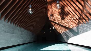2 indoor pools, 2 outdoor pools, pool loungers