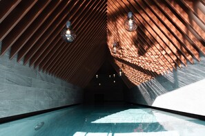 2 座室內游泳池和2 座室外游泳池，提供日光浴躺椅