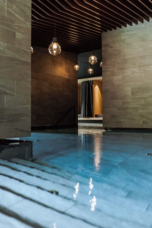 2 indoor pools, 2 outdoor pools, sun loungers - Amrai Suites (Schruns)