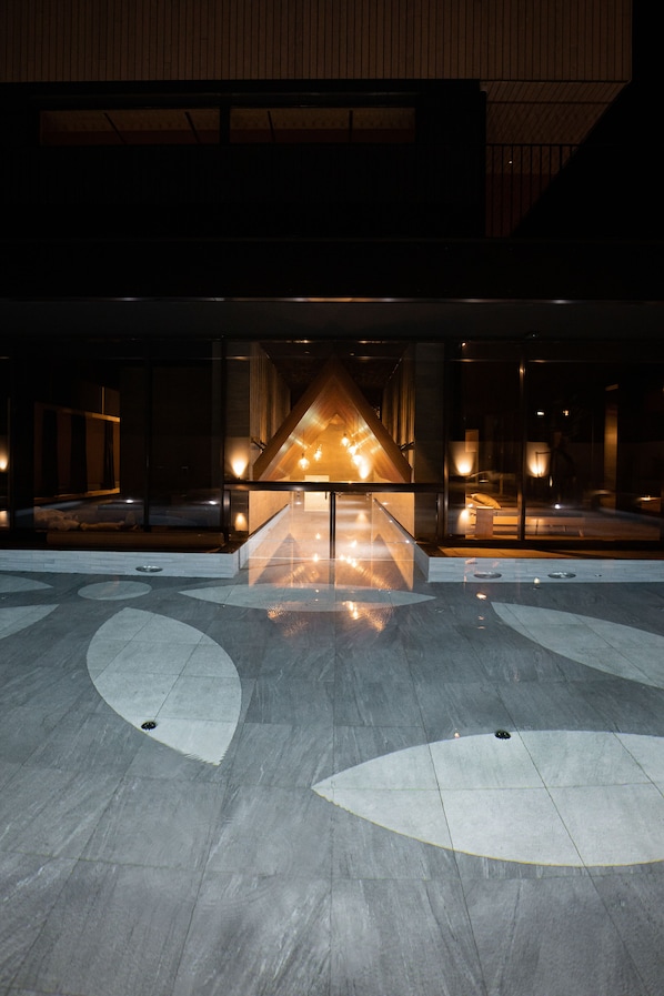 2 indoor pools, 2 outdoor pools, pool loungers