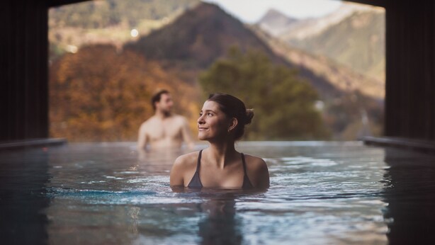A hot tub with a view of mountains. - Amrai Suites (Schruns)