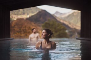 A hot tub with a view of mountains. - Amrai Suites (Schruns)
