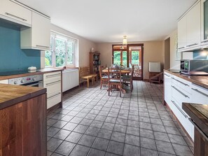Oven, dishwasher, highchair, freezer - 4 bedroom accommodation in Elsing, near Dereham (Elsing, near Dereham)