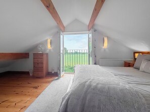 4 bedrooms, free WiFi, bed sheets - 4 bedroom accommodation in Elsing, near Dereham (Elsing, near Dereham)