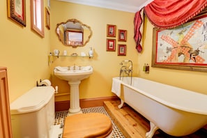Superior Double Room | Bathroom | Deep soaking tub, rainfall showerhead, free toiletries, hair dryer - Ebenezer's Place (Broadstairs)