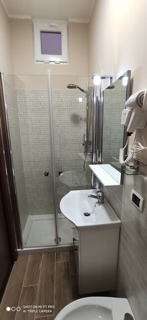 Phòng đôi hoặc 2 giường đơn Superior, quang cảnh một góc biển (2) | Phòng tắm | Buồng tắm vòi sen, đồ dùng nhà tắm miễn phí, máy sấy tóc 