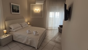 Superior Double or Twin Room, Partial Sea View (2)