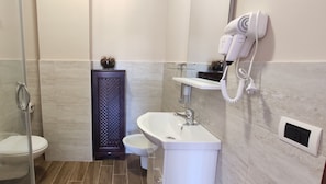 Superior Double or Twin Room, Partial Sea View (3) | Bathroom