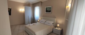 Superior Double or Twin Room, Partial Sea View (2) | Soundproofing, free WiFi, bed sheets - Gioia Rooms (Trani)