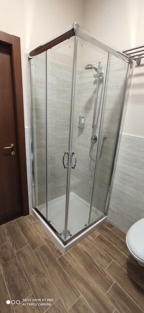 Superior Double or Twin Room, Partial Sea View (3) | Bathroom | Shower, free toiletries, hair dryer, bidet - Gioia Rooms (Trani)