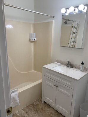 淋浴/盆浴组合、吹风机、毛巾、肥皂