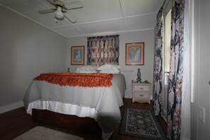 2 bedrooms, desk, iron/ironing board, free WiFi - House with fenced yard, pets welcome, one level, Supply, NC (Supply)