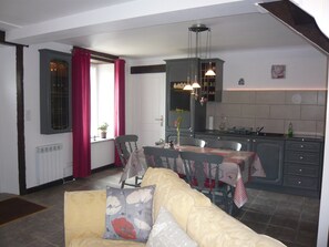 Smart TV, fireplace, DVD player, stereo