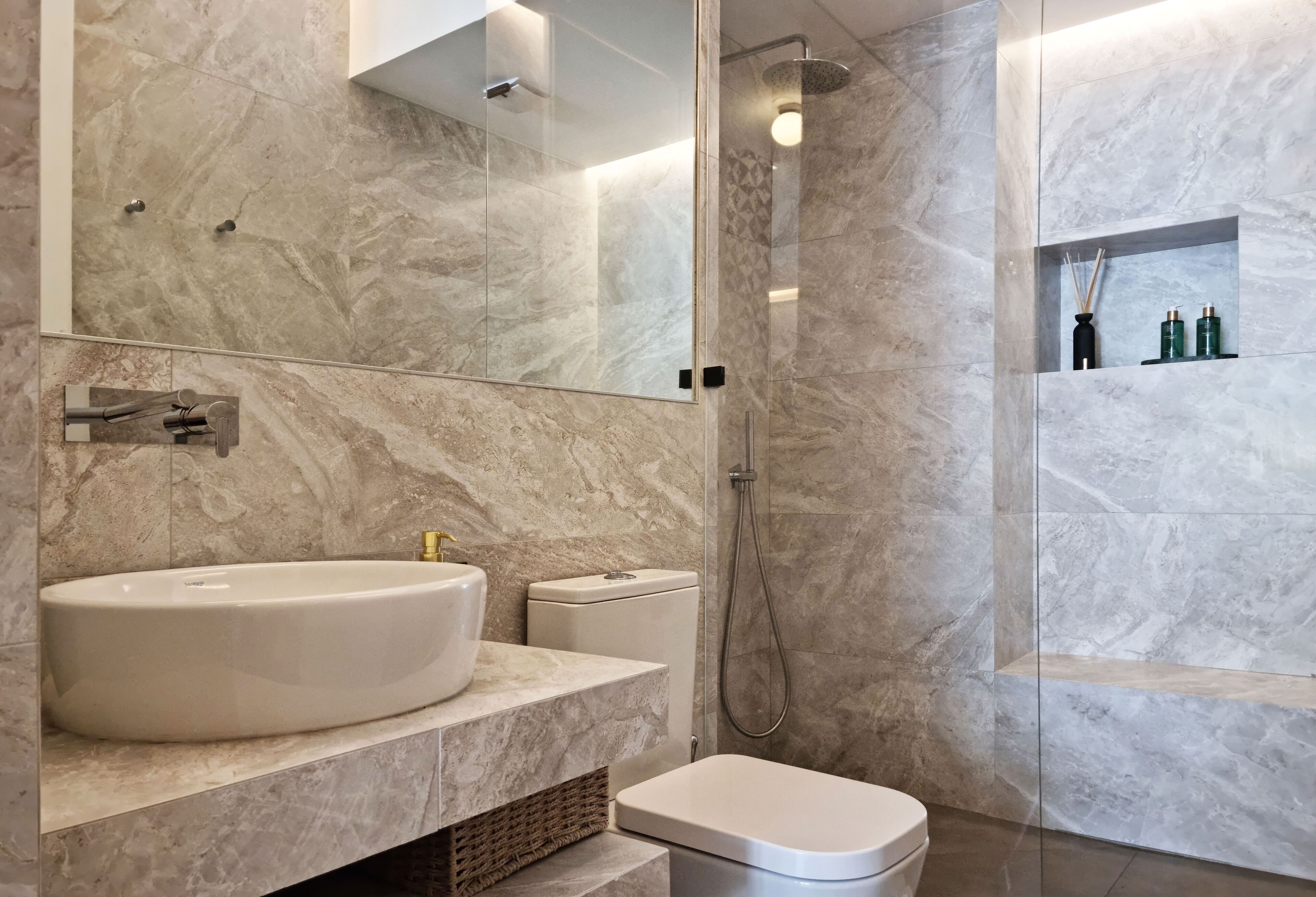 Een douche, een haardroger, handdoeken, zeep