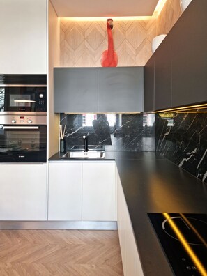 Een koelkast, een magnetron, een oven, een kookplaat