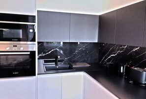 Geladeira, micro-ondas, fogão, cooktop