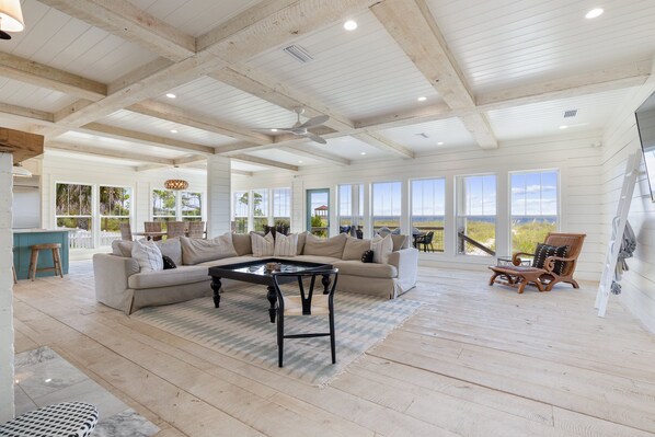Smart TV, fireplace - PRIVATE LUXURY BEACHFRONT HOME! (Alligator Point)