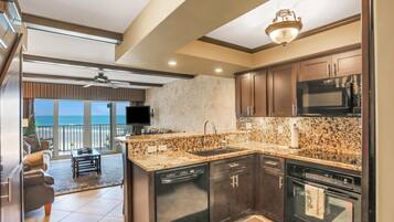 JÀÀkaappi, mikroaaltouuni, uuni, liesi