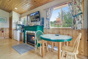 Hytte, 1 soverom, spabadekar, utsikt mot bukt (Deer Harbor Cottage on the Bluff) | Spiseområde