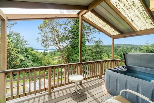 NEW Listing! Charming Cabin W/hot Tub, Near Everything in Deer Harbor - Dogs OK!