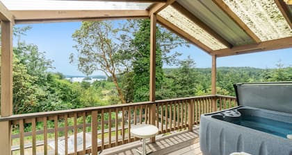 NEW Listing! Charming Cabin W/hot Tub, Near Everything in Deer Harbor - Dogs OK!