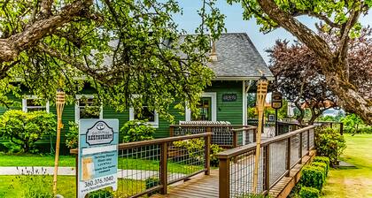 NEW Listing! Charming Cabin W/hot Tub, Near Everything in Deer Harbor - Dogs OK!