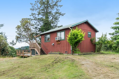 NEW Listing! Charming Cabin W/hot Tub, Near Everything in Deer Harbor - Dogs OK!