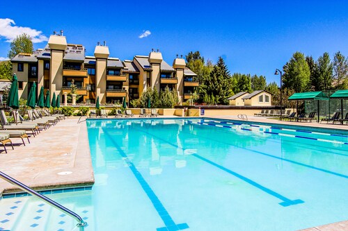 Thoughtfully renovated condo with Sun Valley pass to pool & tennis