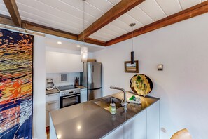 Réfrigérateur, four à micro-ondes, un four, surface de cuisson