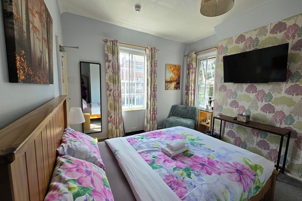 ルーム | アイロン / アイロン台、ベビーベッド (無料)、WiFi (無料)、ベッドシーツ