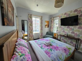 Family or Double Room, Ensuite | Iron/ironing board, free cribs/infant beds, free WiFi, bed sheets
