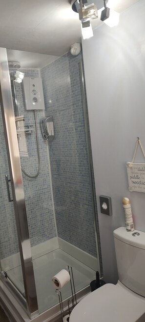 Huone | Kylpyhuone | Suihku, hiustenkuivaaja, pyyhkeet, vessapaperi