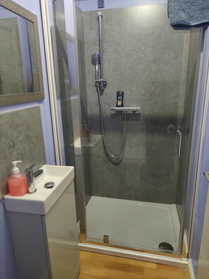 Family or Double Room, Ensuite | Bathroom | Shower, hair dryer, towels, toilet paper - Reindeer Accommodation (Southwell)