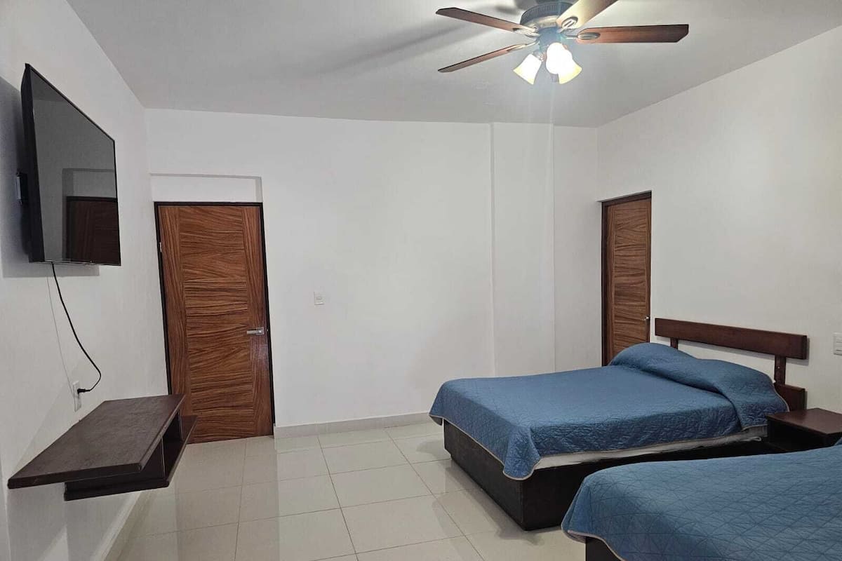 Quarto família | Escrivaninha, Wi-Fi de cortesia, roupa de cama