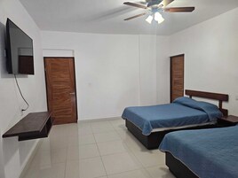 Escritorio, wifi gratis y ropa de cama 