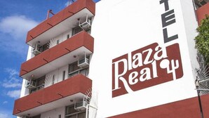 A hotel named "Plaza Real" with a white facade and red accents. - Hotel Plaza Real La Paz (La Paz)